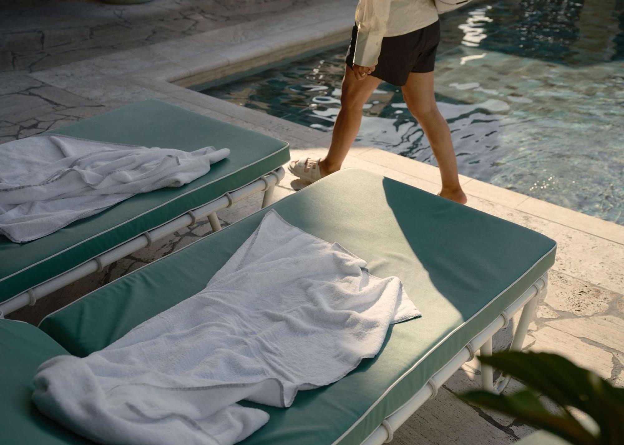 The Calile Hotel Brisbane Exterior foto A poolside chaise longue